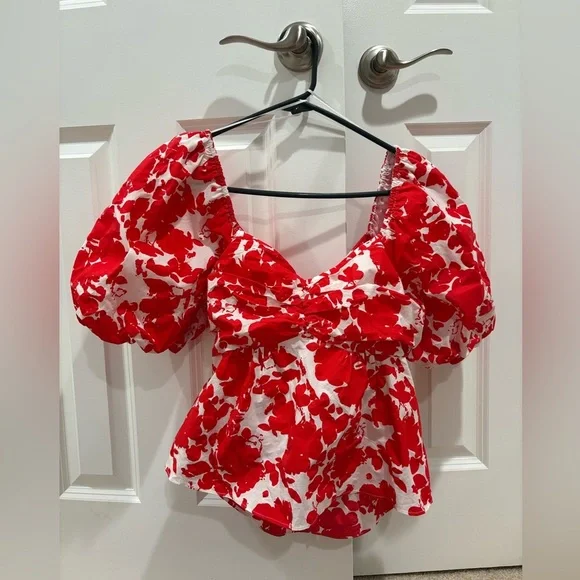 NWT Red and White Floral Puff Sleeve Top with Cutout Back Size Small - Picture 3 of 8